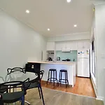 3-Bedroom Townhouse In Heart Of Adelaide With Parking